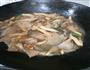 平菇烧肉的做法图解2