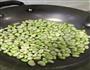 炒蚕豆的做法图解2