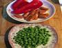青豆红椒脆皮肠的做法图解1