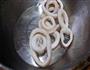 酥炸鱿鱼圈的做法图解1