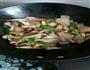 蘑菇炒肉的做法图解3