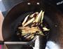 茄条肉片烩饼的做法图解2