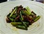 蒜苔炒肉的做法图解1