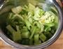 芹菜猪肉锅贴的做法步骤1