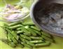 鲜虾芦笋滑蛋的做法图解2