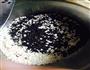 黑米粥的做法图解1