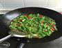 毛豆炒鸭的做法图解6