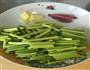 蒜苔酱油肉的做法图解2