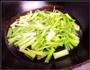 核桃炝芹菜的做法图解2
