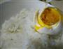 淌油咸鸭蛋的做法图解3