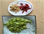 清炒松子枸杞青蚕豆的做法图解1