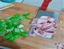 青椒洋葱炸豆腐炒肉的做法图解1