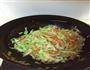 包菜炒饼的做法图解4