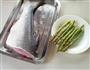 蒸鱼片卷芦笋的做法图解1