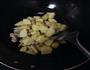 土豆豆角焖面的做法图解2