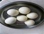 蒜葱拌白煮蛋的做法步骤1
