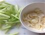 百合腰果炒芹菜的做法图解3