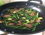 熏肉炒蒜苔的做法图解3