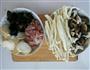 什锦菌类炒肉片的做法图解1