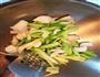 西芹百合炒腰果的做法图解2