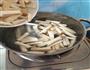 杏鲍菇炒肉片的做法图解3