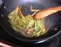 芹菜炒胡萝卜的做法图解3