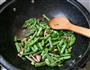 清香的香菇炒豆角的做法图解6