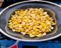 椒盐玉米粒的做法图解2