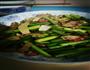 蒜苗炒肉的做法图解1