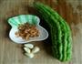 虾米拌苦瓜的做法图解1
