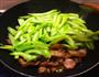芹菜炒腊肉的做法图解6