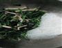 简单凉拌菜儿  蟹味菇、粉丝拌菠菜的做法图解2