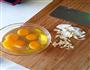 大酱炒鸡蛋的做法图解1