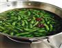 煮毛豆的做法图解1