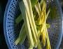 芹菜炒牛肉的做法图解1