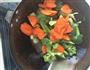 西兰花红萝卜炒香肠的做法图解3