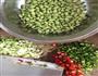 辣椒炒青豆的做法图解1