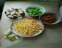 香菇玉米青椒肉丁的做法图解1