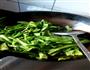 豆豉鲮鱼油麦菜的做法图解2