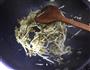 酸菜烩茭白的做法图解3