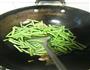 豇豆青椒炒肉片的做法图解5