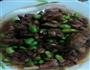 毛豆炒鸭腿的做法图解1