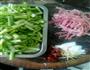 芹菜炒肉的做法图解1