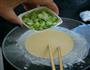 葱花鸡蛋饼的做法图解1
