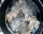 莲藕百合排骨汤的做法图解3