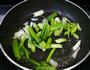 蒜苗木耳炒肉的做法图解3