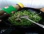 满屋飘香的蒜香黑豆苗的做法图解4