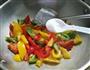 甜椒炒鸡丁的做法图解4