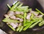 豆角焖面的做法图解1